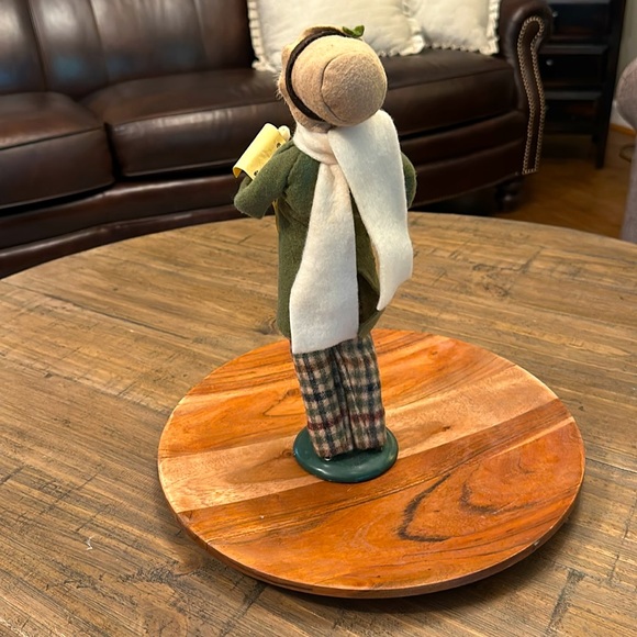 BYERS’ CHOICE LTD. CHRISTMAS CAROLERS. 2002 - Picture 2 of 6